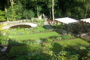 The curved grass terraces respond to the circular shape if the pond The curved grass terraces respond to the circular shape if the pond